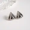 Brincos de tacha geométricos triangulares com textura metálica europeus e americanos, brincos simples de alta qualidade transfronteiriços, brincos de moda versáteis de nicho para mulheres
