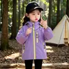 Jaqueta corta-vento de trabalho três em um para meninas, para primavera e outono, com forro de fleece para aquecimento, adequada para atividades ao ar livre