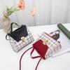 Bolso coreano portátil para mujer 2022 Fabricantes de bolsos para mujer de Guangzhou venta al por mayor comercio exterior bolso pequeño moda fresco a cuadros bolso pequeño cuadrado