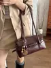 Bolsa Baguete de Mão Flip Top de Luxo Feminina Nova Outono/Inverno 2026 Pequena de Nicho Versátil para o Dia a Dia Bolsa de Ombro Bolsa de Braço