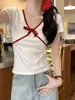 Camiseta Feminina de Algodão Puro com Decote V nos Ombros e Mangas Curtas Verão Chic Bonita Doce e Quente Top Pequeno Design de Vestido de Verão Americano Senso de Design Slim Fit