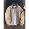 Chaqueta morada tie-dye estilo americano de alta calle 2026 con un patrón oscuro, que presenta un corte entallado, un aspecto sofisticado y una colección de primavera con cuello alto, diseñada como una chaqueta de cuero estilo ropa de trabajo para hombre