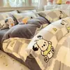 Conjunto de Quatro Peças de Veludo Leite Fresco e Fofo de Inverno, Conjunto de Três Peças de Flanela Espessa e Quente Estilo Cartoon para Dormitórios Estudantis