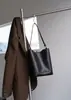 2026 Nova Bolsa Saco Transversal de Grande Capacidade Simples Bolsa de Ombro Fashion para Mulheres Outono e Inverno Marca Coreana Bolsa de Trabalho de Nicho