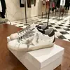 Nuevas zapatillas de mujer 2024 con patrón de estrellas desgastado, hechas de cuero genuino, con un aspecto retro ligeramente usado, versátiles para uso casual y deportivo, de corte bajo y suela plana