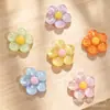 Accesorios de resina de flor redonda de cinco pétalos de color transparente como el hielo pegamento cremoso llavero DIY funda de teléfono hecha a mano accesorios para el cabello venta al por mayor