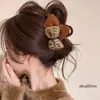 Accesorio para el cabello de pinza de tiburón marrón, de bajo volumen, esponjoso, para peinado semi-recogido, pinza grande de oso para el cabello, pinza de garra con orejas de gato y borla elegante para mujer