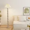 Lámpara de pie nórdica Diseñador Lámpara de pie vintage Estilo minimalista crema Sala de estar Lado del sofá Sala de exposición Iluminación ambiental
