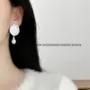 Pendientes Redondos Tradicionales de Metal con Perlas Barrocas Colgantes, Pendientes de Moda con Textura Martillada, Diseño de Nicho con un Sentido de Sofisticación
