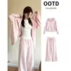 Conjunto de Tres Piezas con Sudadera con Capucha y Chaqueta Rosa Otoñal Nuevo Estilo 2026 Bestseller Popular de Este Año Estilo Coreano Atuendo con Sensación de Alta Gama
