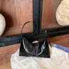Bolsa de antebraço feminina, nova coleção outono/inverno 2026, design de alta qualidade, vintage e requintado, bolsa de ombro de grande capacidade, adequada para o trabalho e uso diário