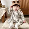 Macacão infantil listrado com capuz 2026 novo e estiloso para o outono, macacão com zíper para meninos, macacão moderno de manga comprida