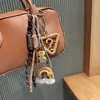 Llavero de signo de interrogación arcoíris estilo Miu Cordón trenzado Mosquetón Llavero de coche Colgante para bolso Colgante