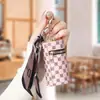 Monedero de lujo de alta calidad con colgante para auriculares, minibolso con llavero de lápiz labial, estilo vintage, con forma de cubo y boca roja, colgante sencillo.