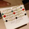 Pulsera de Flor de Zirconia y Perla Chapada en Oro Real, Sensación de Lujo Ligero y Gama Alta, Accesorio de Mano Elegante y de Moda con un Diseño Único