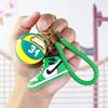 Llavero creativo nuevo de zapatos de fútbol, llavero colgante de recuerdo de juegos de fútbol de goma suave, pequeño regalo al por mayor