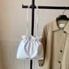 Bolsa feminina de design de nicho estilo francês 2026 nova tendência versátil bolsa de ombro plissada bolsa de balde de viagem moderna