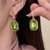 Nuevos pendientes y tachuelas de moda europea y americana de diamante cuadrado esmeralda simples y elegantes para mujer al por mayor