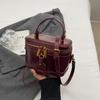 Bolsa de Mão Estilo Balde Retrô Tendência de Luxo 2024 Inverno Nova Moda Casual Bolsa de Ombro Bolsa Transversal de Nicho
