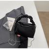 Bolsa Transversal de Corrente para Mulheres 2025 Nova Moda Versátil de Alta Qualidade Leve Bolsa de Mão Design Nicho Bolsa Travesseiro