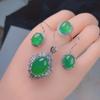 Conjunto de tres piezas de pendientes y anillo con colgante de jade para mujer, con incrustaciones de hojas de calcedonia verde plateadas y ágata blanca hielo.