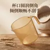 Vaya, esta taza medidora de grano de PP con iones de plata cuenta con marcas transparentes para un control preciso de las porciones, un mango antideslizante y un pico vertedor liso para dispensar el arroz fácilmente.
