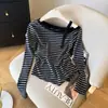 Camiseta de Manga Larga Rayada con Hombros Descubiertos y Cuello Irregular para Mujer Primavera y Otoño 2025 Nueva Corta Ajustada a la Cintura Tendencia
