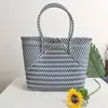 Bolsa tecida listrada nova e elegante feita à mão, bolsa de mão fofa de imitação de rattan, bolsa tote de grande capacidade, bolsa cesta de vegetais para mulheres