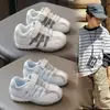 Zapatillas de entrenamiento alemanas para niños, nuevo modelo de otoño, caña baja con velcro, zapatillas deportivas unisex para bebé, zapatillas casuales ligeras de suela blanda para correr