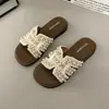 Sandálias Macias de Uma Tira Estilo Chanel Pequeno 2026 Novas Sandálias Planas de Pérola para Mulheres Uso Externo Sandálias Versáteis de Verão para Praia