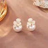 Pendientes de Concha de Lujo Ligero con Flor de Tres Hojas y Perlas, Pendientes de Gama Alta, Elegantes, Modernos y Versátiles, Diseño de Nicho, Pendientes Exquisitos