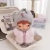Solo ropa de muñeca: Colgante de muñeca de peluche de vinilo de la serie Hirono Road Log, conjunto de ropa para muñeca Hirono, abrigo, sombrero