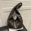 Bolso de Hombro para Mujer Estilo Coreano de Nicho para Viajes Diarios 2025 Nueva Moda Bolso de Hombro con Remaches Bolso de Axila Gran Capacidad Bolso Cubo Europeo y Americano