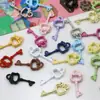 Lindo Colgante Llavero de Gato Kt Dibujado en Caricatura DIY Colgante para Collar de Cuentas Cadena de Teléfono Decoración Colgante para Bolso Accesorios Materiales