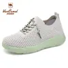 Sapatos casuais femininos, sapatos de poliuretano com sola macia, sapatos de malha respiráveis e leves, sapatos rasos fly-knit, sapatos de um só tom versáteis