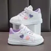 Zapatillas para niñas 2025 modelo nuevo primavera y otoño, zapatos blancos de cuero con suela gruesa y velcro, zapatillas deportivas para niños con suelas suaves, zapatos casuales
