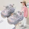 26 Sapatos Esportivos de Malha Respirável Leves para Meninas Primavera Outono Velcro Solado Macio Menina Pequena Tendência Solado Grosso Sapatos de Pai