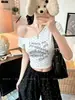 5241 # Estilo Novo de Verão Manga Curta Patchwork Assimetria no Ombro Estampa de Letras e Bolinhas Camiseta para Mulheres, Corte Ajustado com Bojo Fixo no Peito, Versátil