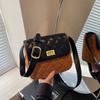 Bolso Cuadrado Pequeño Retro Transfronterizo de Moda para Mujer 2026 Nuevo Modelo Bolso de Hombro Acolchado Bordado Bolso Cruzado de Nicho Súper Popular