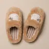 Nuevas pantuflas de algodón afelpado estilo caricatura de invierno con forro a cuadros, bordadas con un pequeño diseño de gato y con un diseño cálido de punta cerrada forrado de felpa.