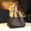 Bolso de Cuero Genuino Tejido a Mano para Mujer 2026 Nuevo Bolso de Hombro de Alta Gama para el Trabajo Bolso de Axila con Diseño de Nicho Bolso para Mujer