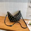 Bolso de Hombro Tachonado Estilo Punk Nuevo 2026 para Mujer, Bolso Cruzado tipo Dumpling para el Trabajo, Bolso de Mujer Moderno y Único, Disponible en 5 Colores