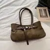 Bolsa de mano casual retro, nueva colección otoño 2026, elegante diseño de color liso con una hebilla de cinturón única, bolso de hombro a la moda