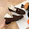 Versión de piel de vaca ~ Mocasines de gamuza arrugada vintage para mujer, nuevo modelo 2026, con pequeñas monedas de oro, tacón grueso, sin cordones, zapatos planos pequeños de cuero