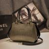 Bolsa de entrega de peça única atacado 2023 nova moda bolsa de mão feminina couro patente brilhante bolsa feminina de meia-idade bolsa de mãe transversal