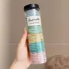 El cabello de la niña está recogido con gomas elásticas que no dañan el cabello, las gomas para el cabello de las niñas no restringen y no dejan marcas, accesorios para el cabello duraderos para niños