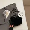 Nuevo bolso de un solo hombro para otoño e invierno, con un diseño ligero de felpa, de moda para mujeres en 2026, minimalista, lujoso y único, adecuado para ir al trabajo y se puede llevar como bolso cruzado