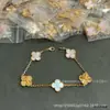 Pulsera de Trébol de Cuatro Hojas y Cinco Flores Chapada en Oro de Alta Gama con Incrustación de Jade Natural, Chapado Grueso de 18K, Exclusiva para Transmisión en Vivo