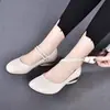 Zapatos de mujer populares de estilo poco profundo con una sola tira, nuevo modelo de otoño 2026, zapatos pequeños de piel con suela blanda y parte superior suave, tacón bajo, punta redonda, adecuados para madres