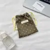 64221 Bolsa de Satín con Cordón de Lunares Macaron con Diseño de Cordón en Contraste, Estilo Juvenil, Almacenamiento Portátil para Joyería y Accesorios para el Cabello